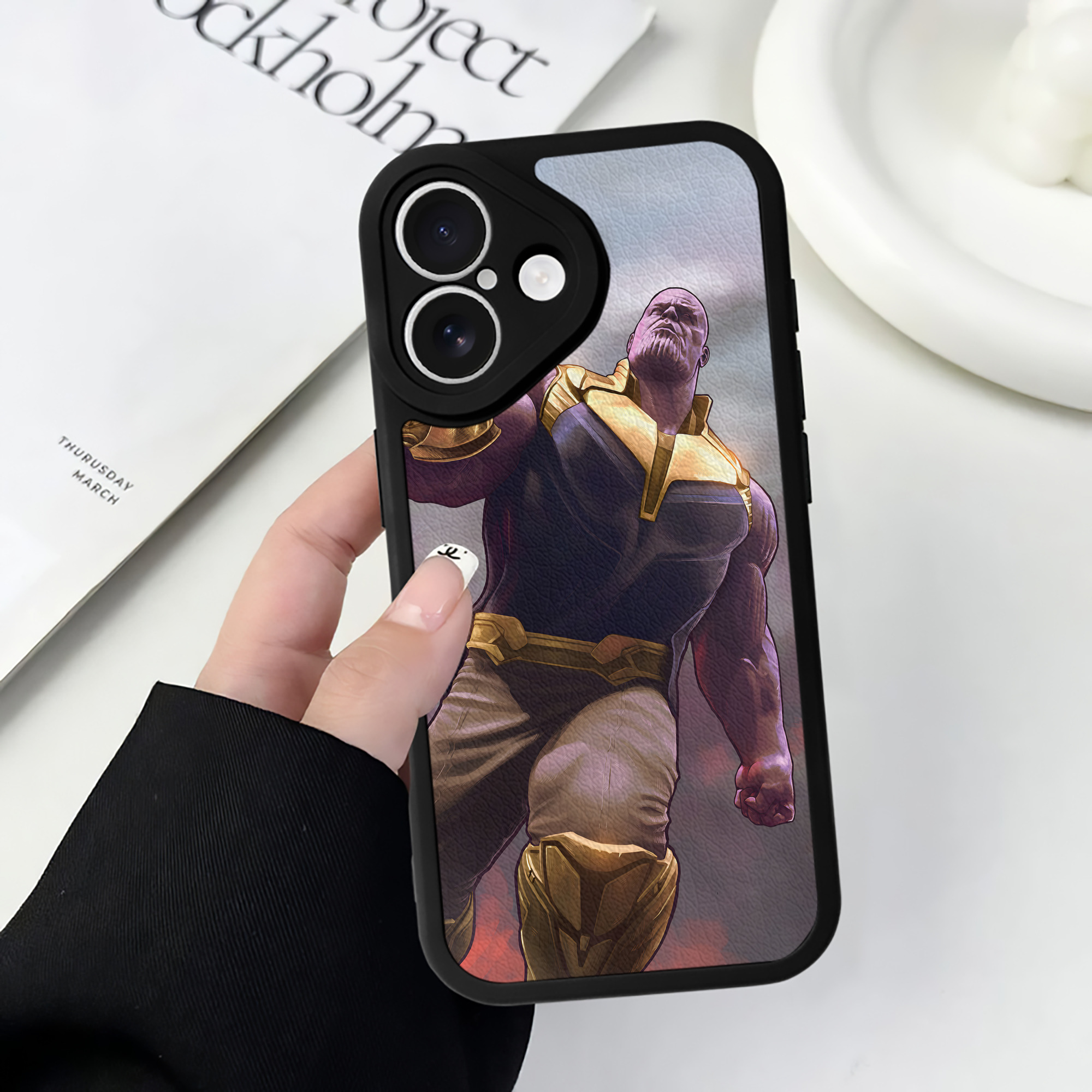 （画像用） アベンジャーズ The Avengers 【iPhone 16シリーズ対応】シリコンスマホケース（レザー調） 材質：シリコン